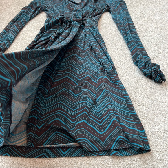 Trina Turk silk wrap dress- womens medium - Picture 2 of 5